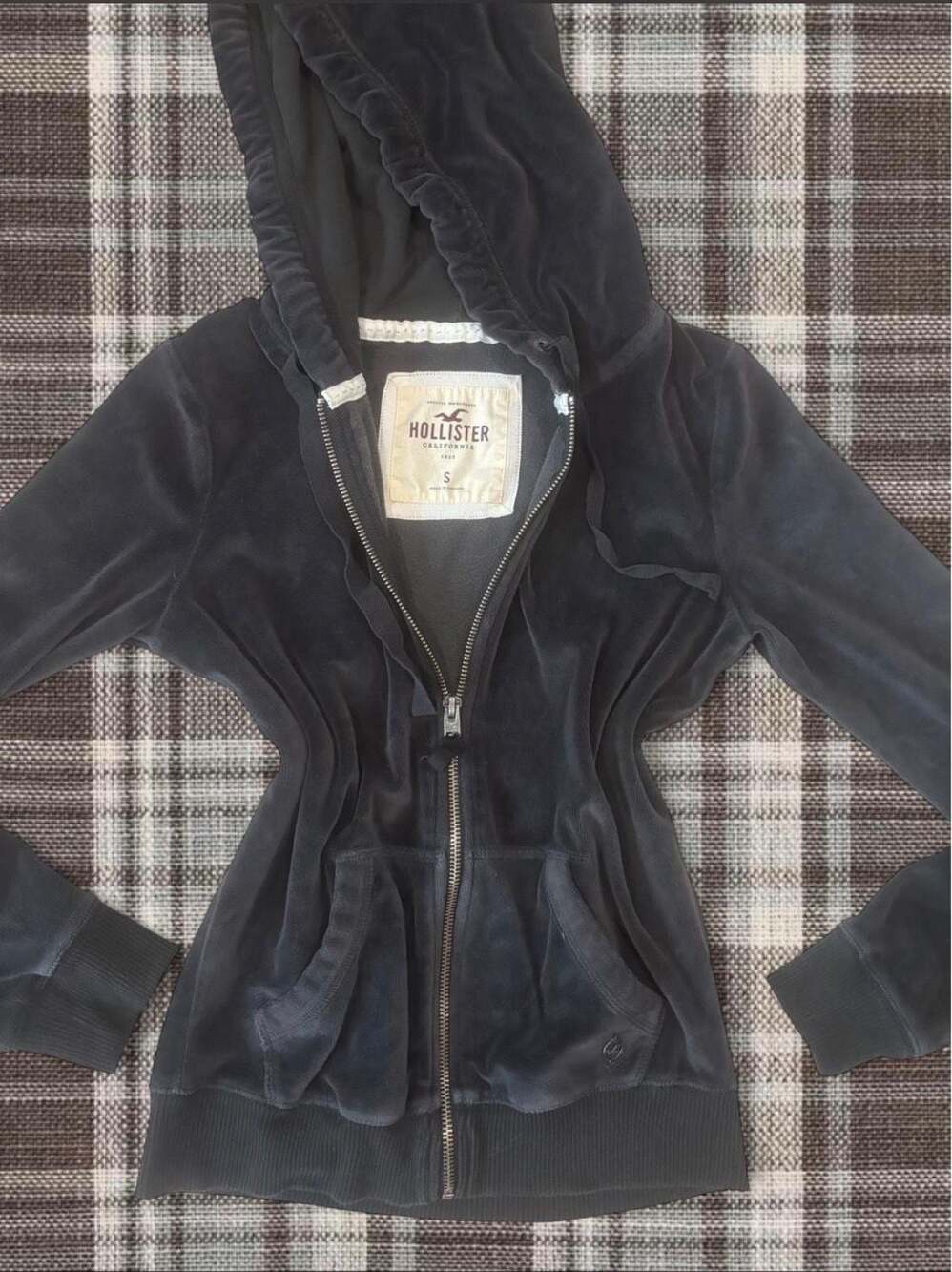 Vintage Y2K Women’s Holliste Velour Zip-Up Hoodie